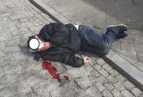 Brutalny atak w centrum Kielc. Mężczyzna zaatakował przechodnia i pobił go