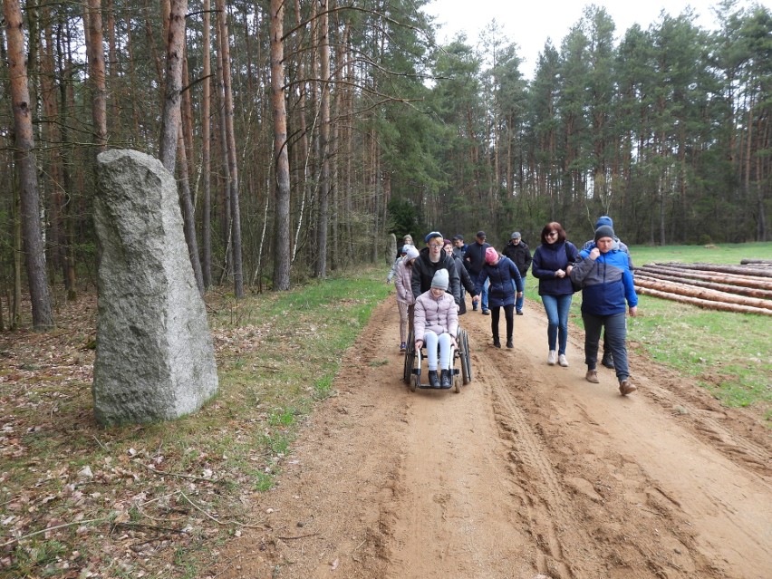 Uczniowie z SOS-W z Zuzeli zasadzili drzewo w Lesie Korczakowskim. 25.04.2022