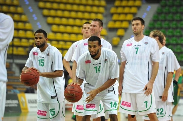 Stelmetowcy podczas rozgrzewki. Na pierwszym planie Walter Hodge, Quinton Hosley i Oliver Stević. Dwóch pierwszych nie pojedzie do Wrocławia?