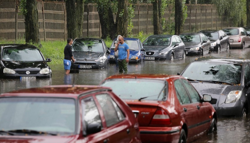 Burza 25 lipca spowodowała podtopienia. Wiele samochodów na...