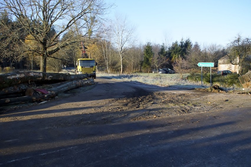 Wypadek w gminie Kępice. Drewno z ciężarówki wypadło na 58-latkę [ZDJĘCIA, WIDEO]