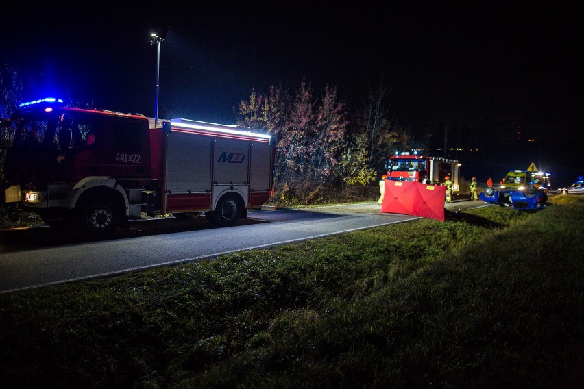 Tragedia na drodze z Zagórzan do Kwiatonowic. W nocnym wypadku samochodowym w powiecie gorlickim zginęły dwie młode osoby 