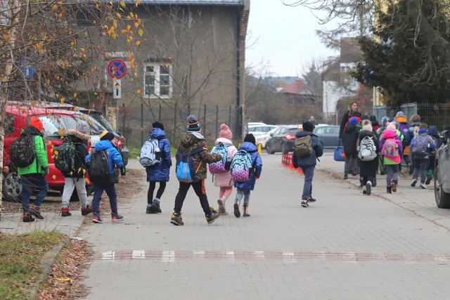 Uczniowie idą do szkoły we wsi na Dolnym Śląsku // Kiedy wypadają dni wolne od zajęć w 2023 roku? Wyjaśniamy.