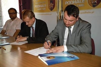 Przedstawiciele MMKS Podhale i "Tatry" podpisują umowę o współpracy