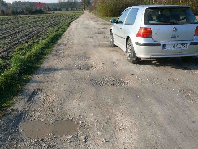 Droga gminna Wymysłów &#8211; Michałów jest w jeszcze gorszym stanie, niż powiatowa Wymysłów - Ludynia.