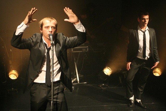 W spektaklu gra tylko dwóch aktorów &#8211; (od lewej) Wojciech Niemczyk i Tomasz Nosinski.
