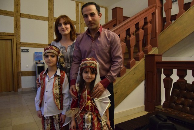 Państwo Rafayel Galustyan i Ashkhen Aghasaryan ze Szczecinka i ich dzieci - już urodzone w Polsce - Lilit i Jivan, w tradycyjnych ormiańskich strojach ludowych zwanych taraz