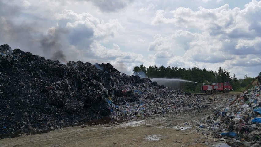 Pożar na składowisku śmieci w Fałkowie. W poniedziałek trwało dogaszanie. Znamy szczegóły akcji (NOWE ZDJĘCIA)