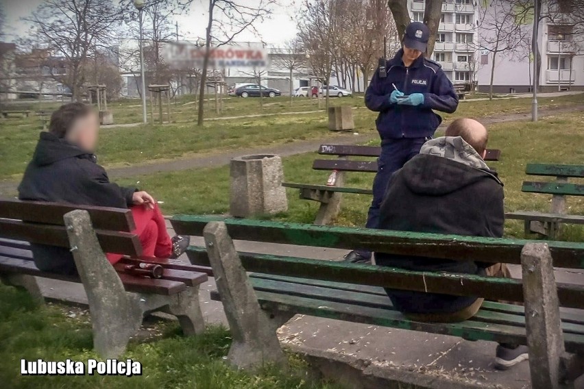 Policjanci sprawdzają, czy ludzie przestrzegają...