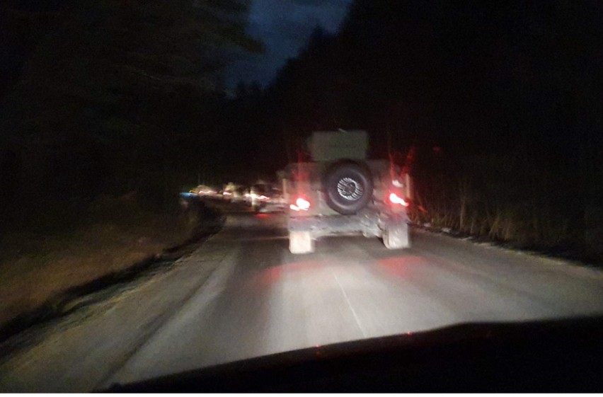 Sprzęt US Army na drodze koło lotniska w Woli Korzenieckiej...