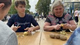 Dzień Pieczonego Ziemniaka w Zielonej Górze. Był konkurs na obieranie ziemniaków pomiędzy uczniami, a dyrekcją szkoły