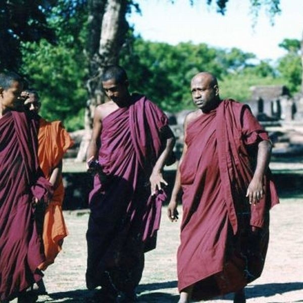 Na każdym kroku można spotkać buddyjskich mnichów.