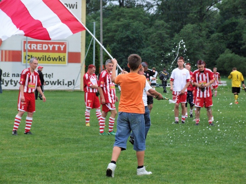 Piłkarskie archiwum: Zobacz, jak w 2012 roku w Sole Oświęcim świętowano awans do czwartej ligi [ZDJĘCIA]