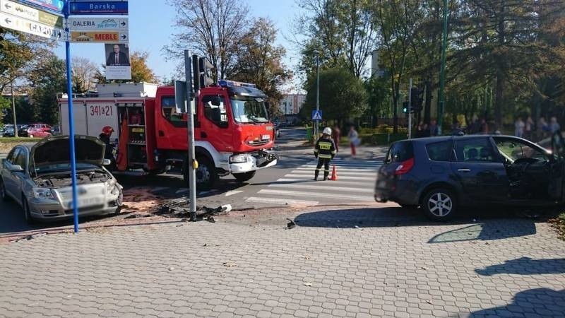 Zderzenie aut na skrzyżowaniu Barskiej i Paderewskiego. Dwie osoby w szpitalu