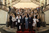 Gala laureatów wojewódzkich konkursów przedmiotowych - śląska kurator oświaty wręczyła w Katowicach nagrody wybitnym uczniom
