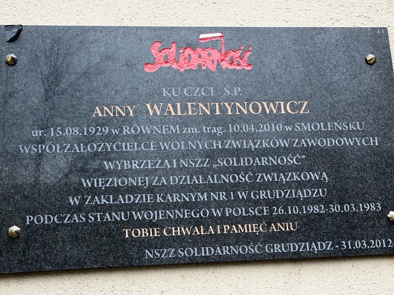 Grudziądz: W samo południe odsłonięto tablicę poświęconą Annie Walentynowicz