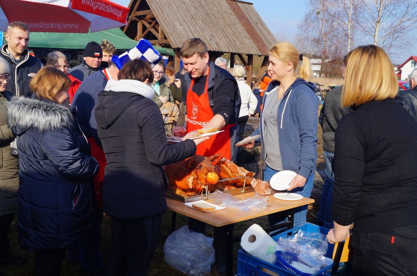 Pomost został wybudowany na jeziorze Łętowskim w związku z...