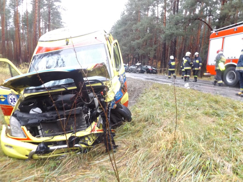 Wypadek w gminie Daleszyce. Zderzenie z jadącą na sygnale karetką pogotowia, cztery osoby zabrane do szpitala