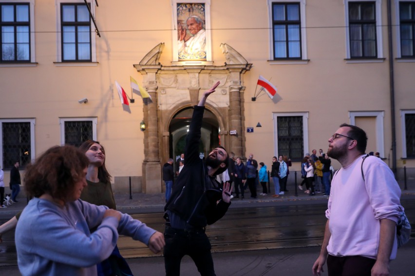 Więzienie za edukację seksualną? Protest środowisk LGBT przed krakowską kurią 