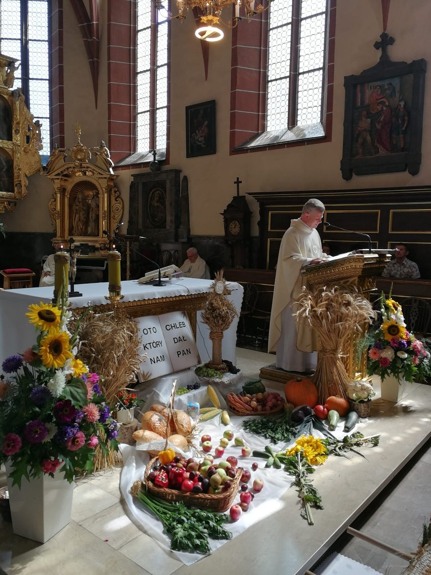 Dożynki parafialne w kościele świętego Zygmunta w Szydłowcu. Rolnicy dziękowali za tegoroczne plony