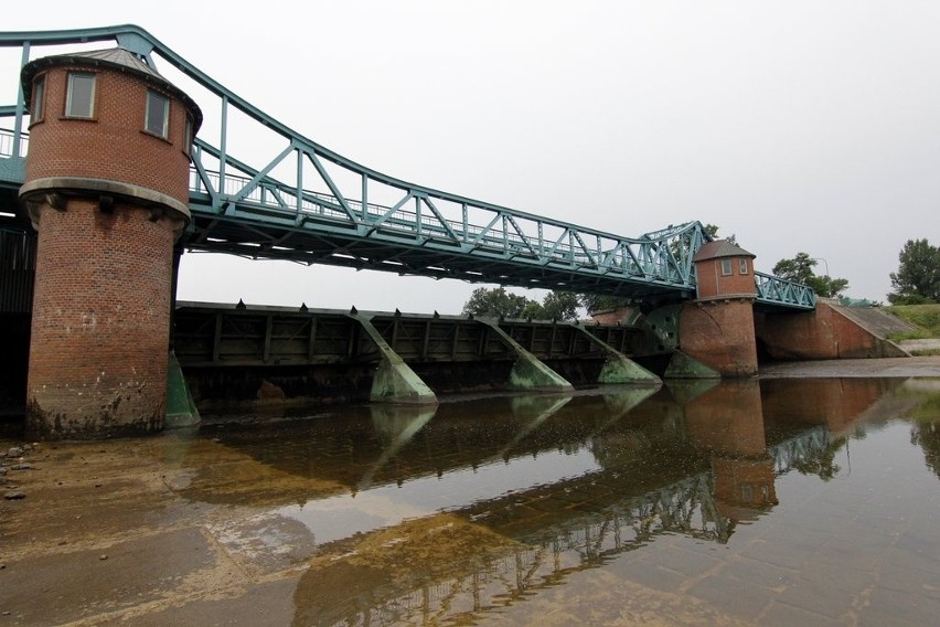 Wrocław: Kanał powodziowy znów pusty. Robotnicy zaczynają remont (ZDJĘCIA)