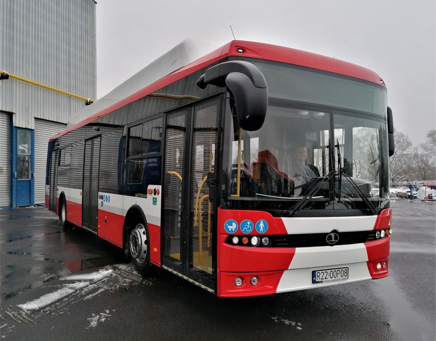 Autobusy elektryczne z Autosanu będą jeździć w Częstochowie. Halę produkcyjną sanockiej fabryki opuściły pierwsze pojazdy [ZDJĘCIA]