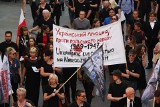 Czarny Marsz w Krakowie w rocznicę krwawej niedzieli na Wołyniu. Uczcili ofiary ludobójstwa sprzed 80 lat