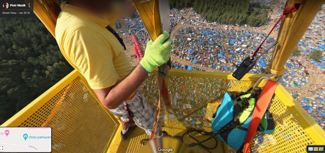 Kamera Google Street View zawędrowała nawet na szczyt dźwigu! W końcu skok z bungee to jedna z głównych atrakcji podczas Pol'and'Rock Festiwal. Co roku w kolejce do niej ustawiają się tłumy festiwalowiczów!  WIDEO: PolAndRock Festival 2018 (Woodstock): zobacz jak ogromny jest festiwal. Film ze śmigłowca 