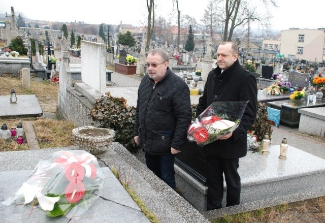 Jerzy Znojek, dyrektor Muzeum Regionalnego w Pińczowie (po lewej) oraz Marcin Kozłowski, sekretarz gminy Pińczów złożyli wiązanki na grobach Żołnierzy Wyklętych.