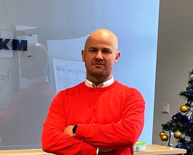 Nowy prezes Promotechu KM - Krzysztof Sokołowski - ma 40 lat i jest białostoczaninem. Z wykształcenia jest ekonomistą, a karierę zawodową zaczynał w bankowości. Po kilku latach zmienił branżę i od tej pory pracował w kilku firmach produkcyjnych na różnych stanowiskach, ostatnio na stanowisku dyrektora operacyjnego w białostockiej spółce ALEX (prod. instalacji gazowych). Krzysztof Sokołowski ma żonę Annę i ośmioletnią córkę – Olę. Nowy prezes Promotechu KM kocha góry, a jego pasją są długodystansowe biegi górskie. Ma na koncie starty w zawodach krajowych (m.in. Bieg Marduły w ukochanych Tatrach) i zagranicznych - bieg w dolinie Val d’Aran w hiszpańskich Pirenejach, na dystansie 56 km.