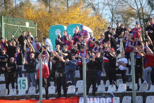 18.10.2022. Kibice Rakowa Częstochowa na meczu z Zagłębiem w Sosnowcu w 1/16 finału Pucharu PolskiZobacz kolejne zdjęcia. Przesuwaj zdjęcia w prawo - naciśnij strzałkę lub przycisk NASTĘPNE