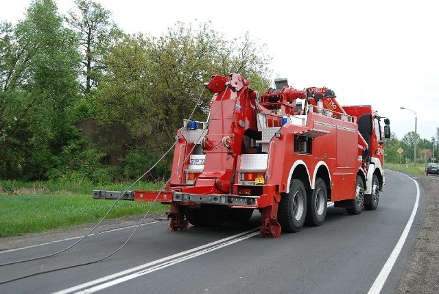 Strażacki dźwig nie dał rady podnieść tira