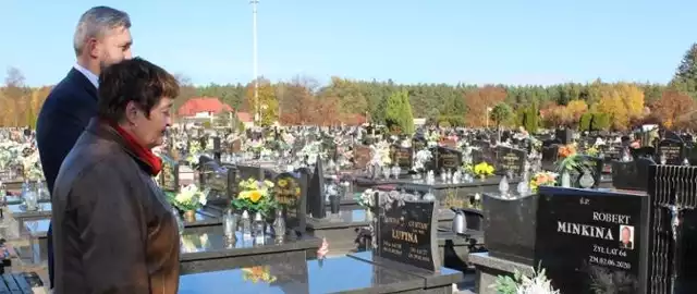 Przedstawiciele samorządu  ostrowieckiego pamiętają o zmarłych. Odwiedzili groby osób związanych z samorządem. Na zdjęciu starosta ostrowiecki Marzena Dębniak oraz sekretarz powiatu Łukasz Witkowski.