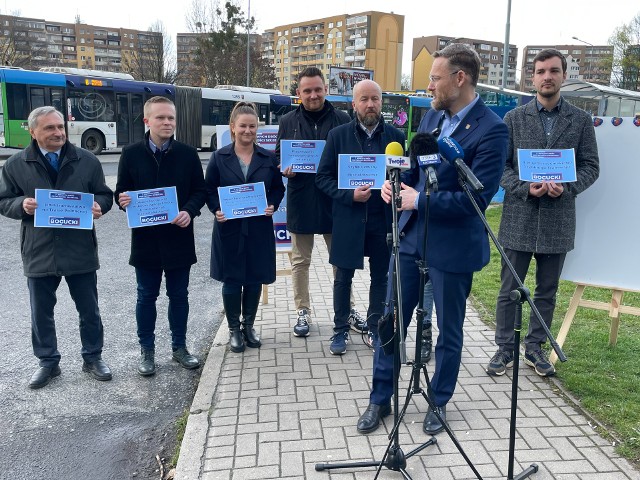 Zbigniew Bogucki wraz z radnymi i kandydatami na radnych PiS przedstawił szczegóły jednego z punktów swojego programu - "TAK dla taniej i sprawnej komunikacji".