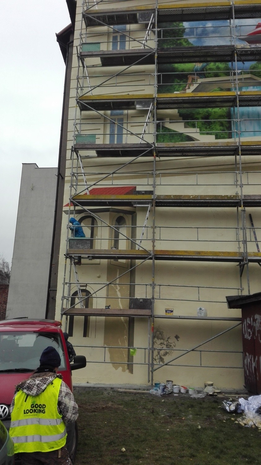 Na początku grudnia zza rusztowań widać już było nowy mural