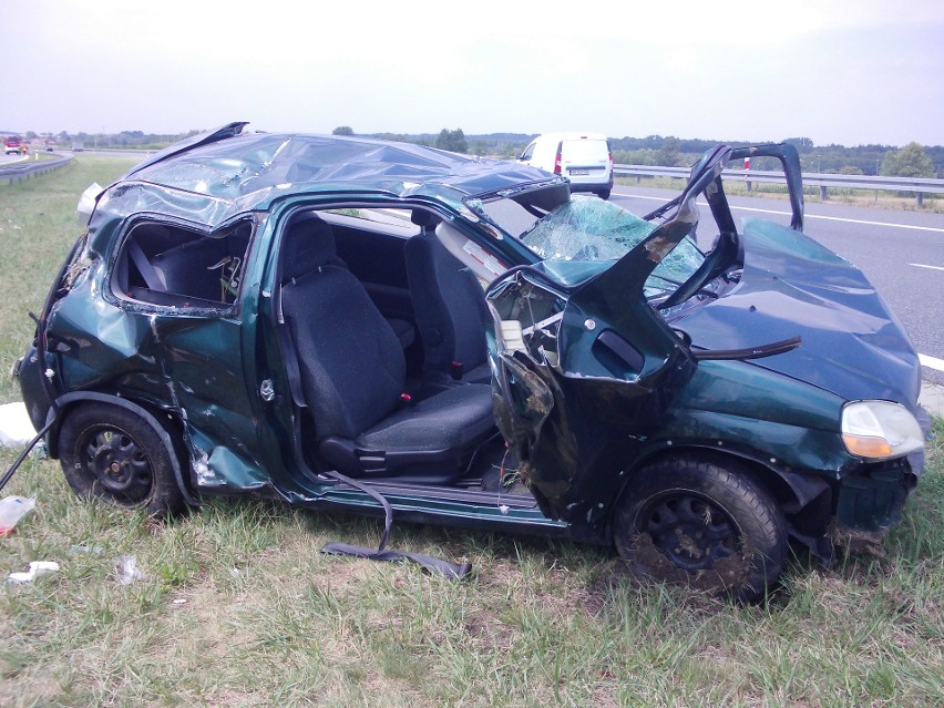 Samochód przebił bariery i dachował na autostradzie koło Tarnowa