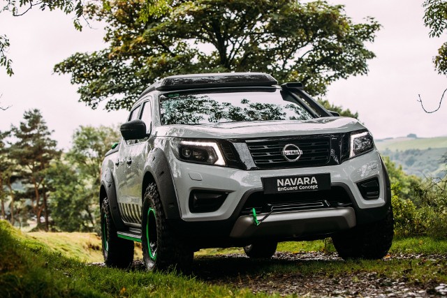 Nissan Navara EnGuard ConceptLiczne modyfikacje zmieniły standardowego pick-upa Navara w mobilną platformę ratującą życie. Zawieszenie podniesiono o 50 mm. Dzięki większemu prześwitowi samochód jeszcze łatwiej może dojechać w najbardziej niedostępne okolice.Fot. Nissan