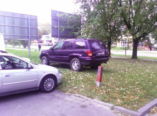 Kierowca terenówki może więcej. Sukcesywnie ubija trawnik przy ulicy Wyszyńskiego. (zdjęcia)