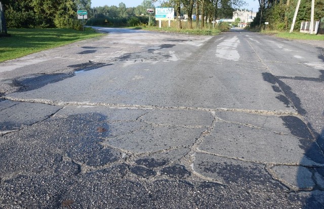 Droga w Czostkowie ma już... 55 lat! Zbudowano ją z płyt betonowych, gdy powstawał miejscowy zakład we wsi, produkujący cegłę silikatową.