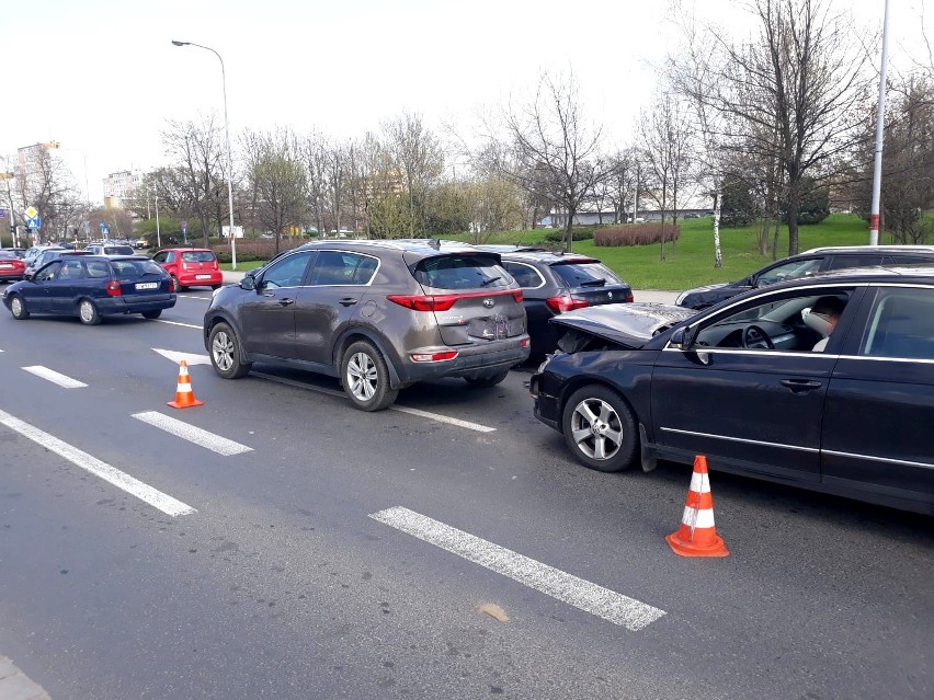 Wypadek dwóch samochodów osobowych na obwodnicy śródmiejskiej we Wrocławiu [ZDJĘCIA]