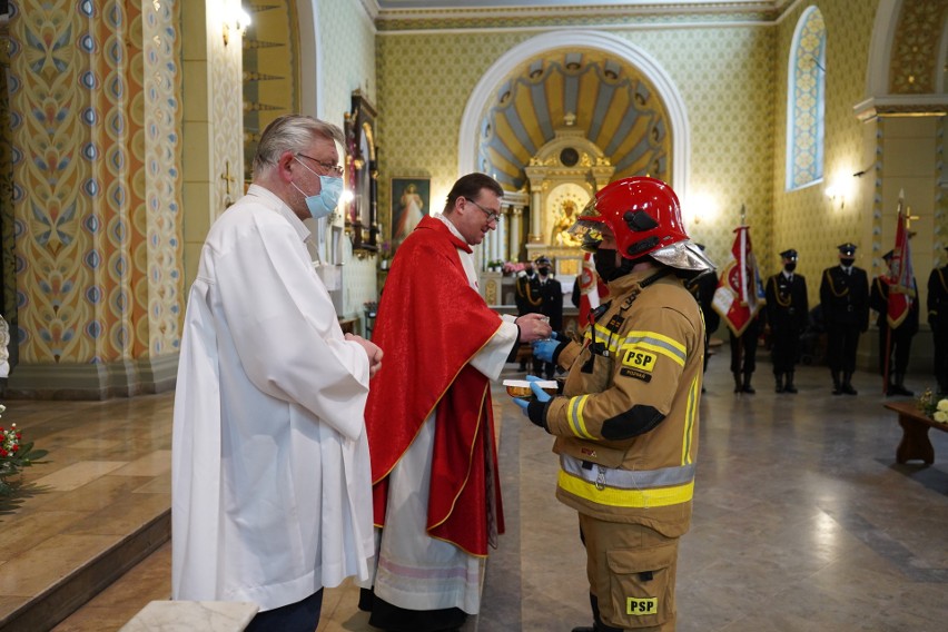 Dzień św. Floriana upamiętniono mszą i złożeniem kwiatów pod...