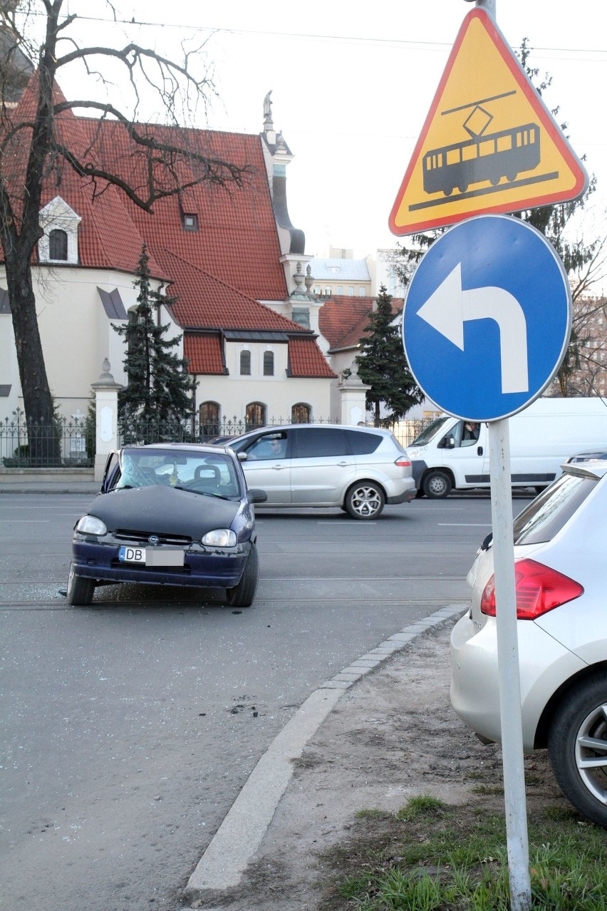 Wypadek na placu Wróblewskiego. Opel corsa wjechał pod tramwaj [ZDJĘCIA]