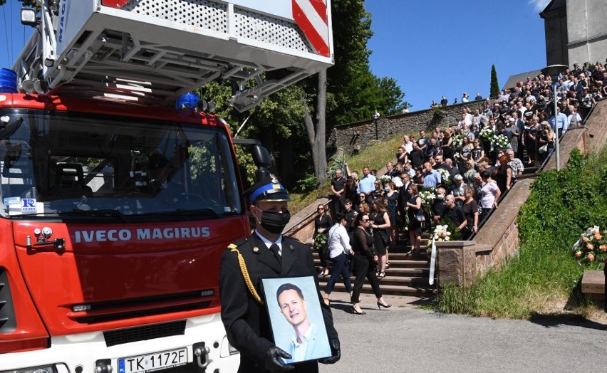 Tłumy pożegnały tragicznie zmarłego strażaka z Komendy Miejskiej w Kielcach. Miał 35 lat [WIDEO, ZDJĘCIA]