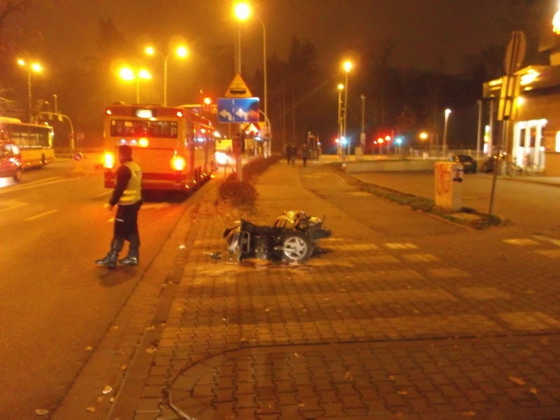 Wrocław: Wypadek na Kozanowskiej. Samochód zderzył się ze skuterem (ZDJĘCIA)