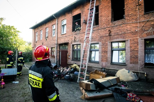 W czwartek, około godziny 17.30, wybuchł pożar w mieszkaniu przy ulicy Świętojańskiej w Bydgoszczy. Ogień pojawił się na pierwszym piętrze.Zobacz wideo z pożaru przy Świętojańskiej w BydgoszczyStrażacy otrzymali wezwanie o godzinie 17.36 - informuje nas dyżury bydgoskich strażaków. - Zanim straż przyjechała na miejsce, kobieta, która opiekowała się czwórką dzieci, zdążyła wyprowadzić je na zewnątrz. Sama jednak wróciła, by gasić pożar. Niestety podtruła się dymem.Kobietę zabrało pogotowie. Na badania przewieziono również dzieci, ich życiu nic nie zagraża.Dodatkowo strażacy musieli ewakuować z parteru kobietę, która nie mogła opuścić mieszkania o własnych siłach. Na miejscu pojawiło się w sumie siedem zastępów straży pożarnej. Ogień jest już opanowany, ale około 19.00 trwało jeszcze zabezpieczanie miejsca pożaru.Przy Świętojańskiej pojawiło się 7 zastępów straży pożarnej oraz trzy karetki pogotowia. (kad, sier)