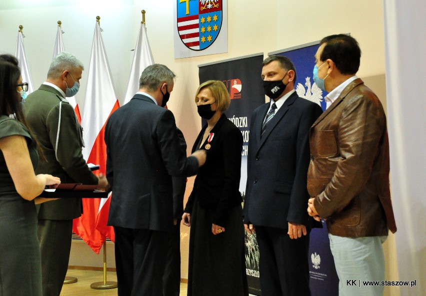 Zastępca burmistrza Staszowa Ewa Kondek odznaczona brązowym medalem „Za zasługi dla obronności kraju”
