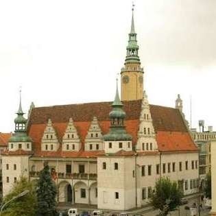Jest najlepiej zachowaną w całości XVI-wieczną budowlą miejską na Śląsku i jedną z nielicznych nieprzebudowanych w kraju.