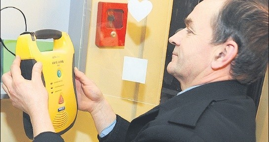 Defibrylator w Zachodniopomorskim Urzędzie Wojewódzkim przy Wałach Chrobrego. Przy użyciu identycznego urządzenia, które kosztuje ok. 6 tys. zł agenci ochrony centrum Auchan reanimowali 61-letniego mężczyznę.