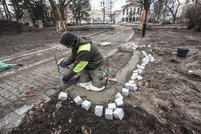 Brukowanymi alejkami zainteresowali się przechodnie. Uważają, że ścieżki są za wąskie. Urzędnicy temu zaprzeczają