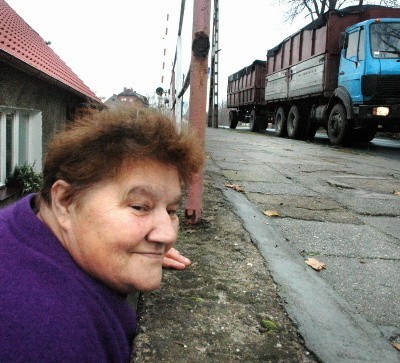 Maria Famulak z niepokojem spogląda na ulicę. - O, znów jedzie wielkie auto - obrusza się kobieta.